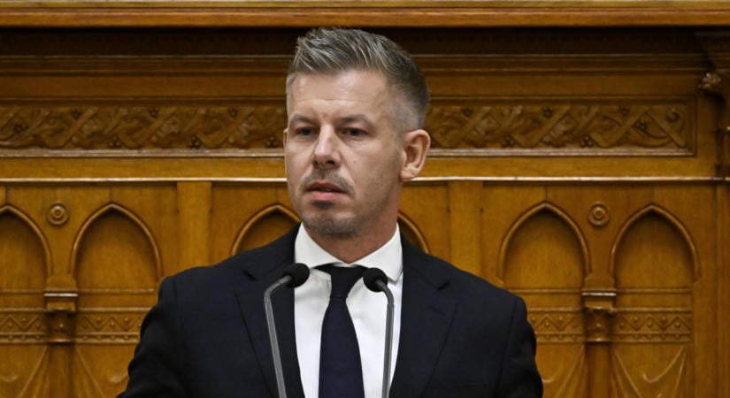 Magyar Péter a fiával robogózott Rómában: a hivatalos úton a családra is maradt idő