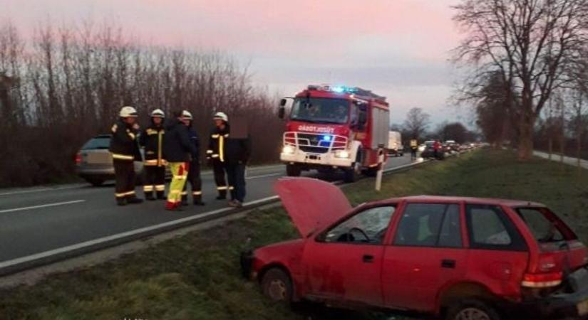 A balesetek hétvégéjén szarvas is csattant a szélvédőn
