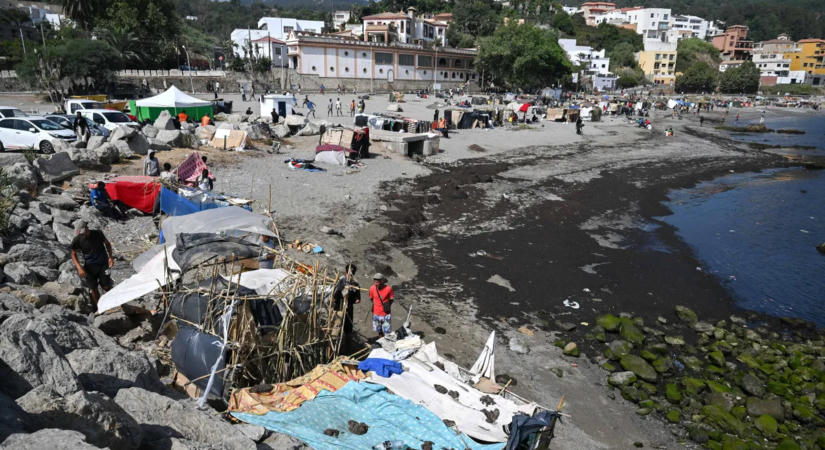 Szemétfalut építettek Ceuta partján a migránsok, mecsetet is állítottak tejesdobozokból – galéria