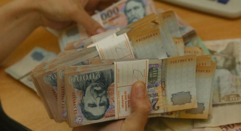 Meghaladja a 700 ezer forintot is a bruttó átlagkereset – A tiéd fölötte van?