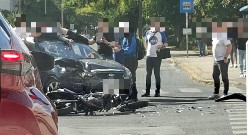 Baleset bénítja meg a forgalmat Pécsen, autó és segédmotor ütközött