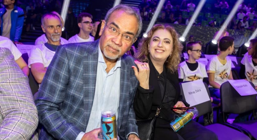 Joshi Bharat odavan a menyasszonyáért: „Virág nélkül félkarú óriás vagyok”