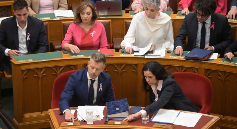 Elfogadták az új gyermekvédelmi törvényt, csak a Tisza szavazta meg