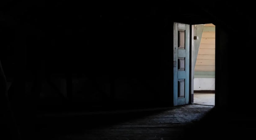 Kacatnak hitte, pedig több százmilliós kincset rejtett a nyugdíjas férfi padlása
