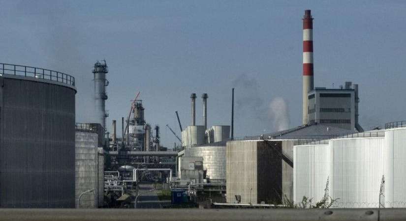 Váratlan csapás érte a Mol riválisát a magyar határnál: a projekt kellős közepén hagyták faképnél az osztrák olajóriást