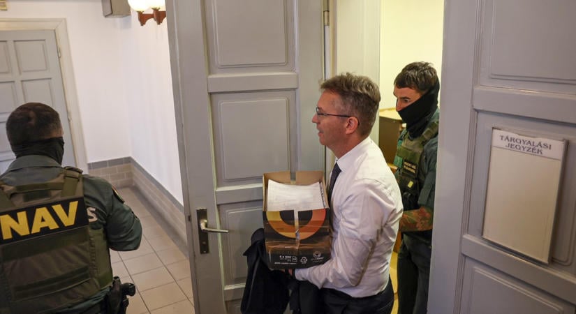 Videón ahogy Hankó Balázst megtermett NAV-os kommandósok viszik a tárgyalóterembe - ennyit mondott a volt miniszter, 20 perc múlva már vitték is