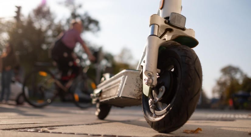 Egy vonaton szúrták ki a lopott rollert, most a tulajdonosát keresi a rendőrség  fotó