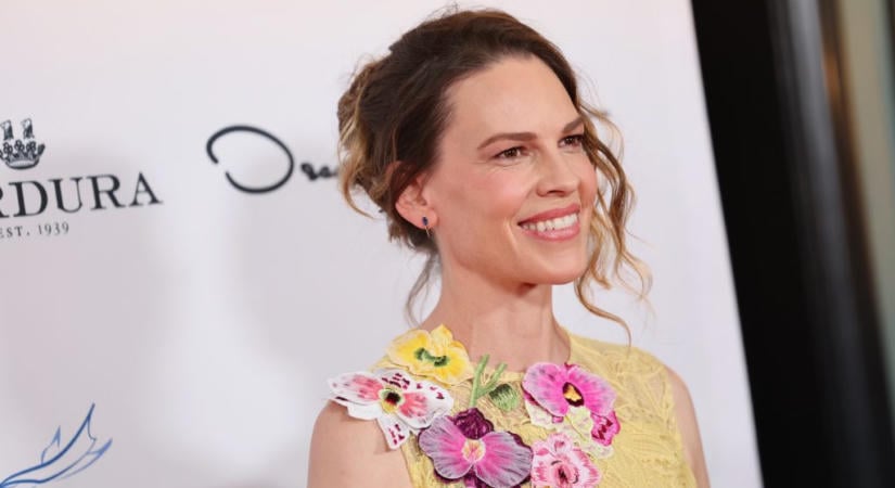 52 évesen újra babát vár Hilary Swank