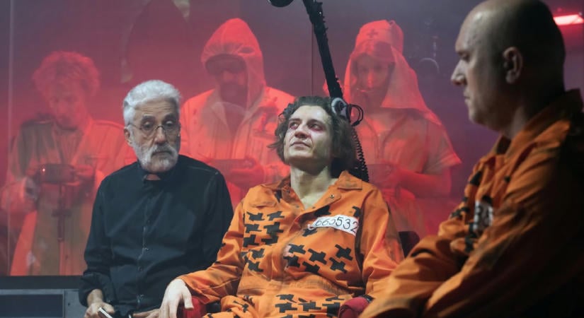 Zárt osztályról közvetített valóságshow a Gépnarancs a Katona Kamrájában