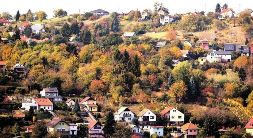 Pirosló lombok, napsütötte domboldalak – ilyen szép most Zalaegerszeg a Jánkahegyről (galéria)