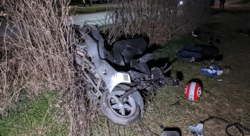 Frontálisan ütközött egy motoros Dányban