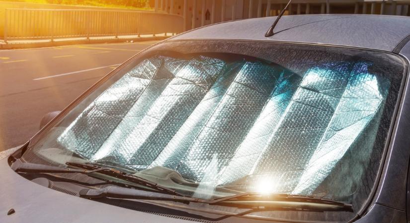 Ezért esik le mindig a napvédő fólia az autóban – a megoldás végig a szeme előtt volt