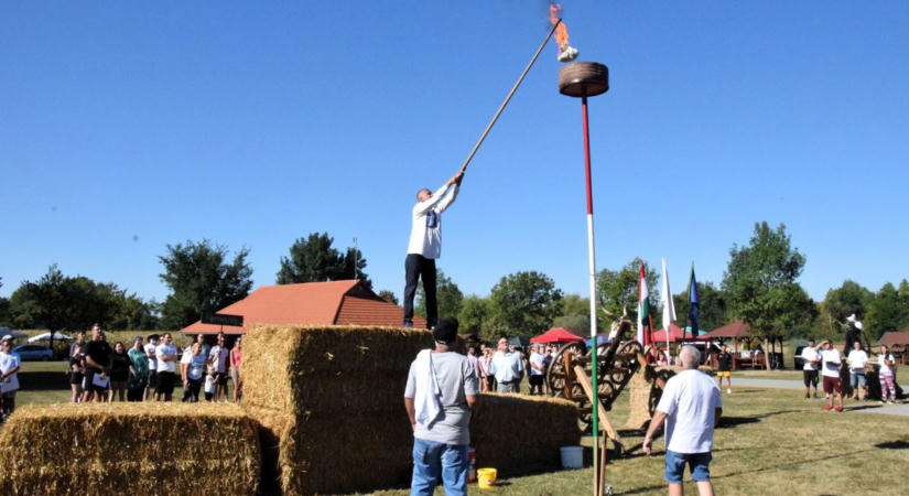 Elképesztő jelenetek a zalai faluban – idén még a külföldieket is beszippantotta a parasztolimpia (galéria, videó)