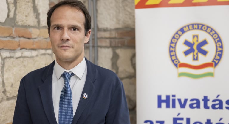 Bocsánatot kért az OMSZ főigazgatója, miután egy férfi temetésének napján posztoltak a megmentéséről