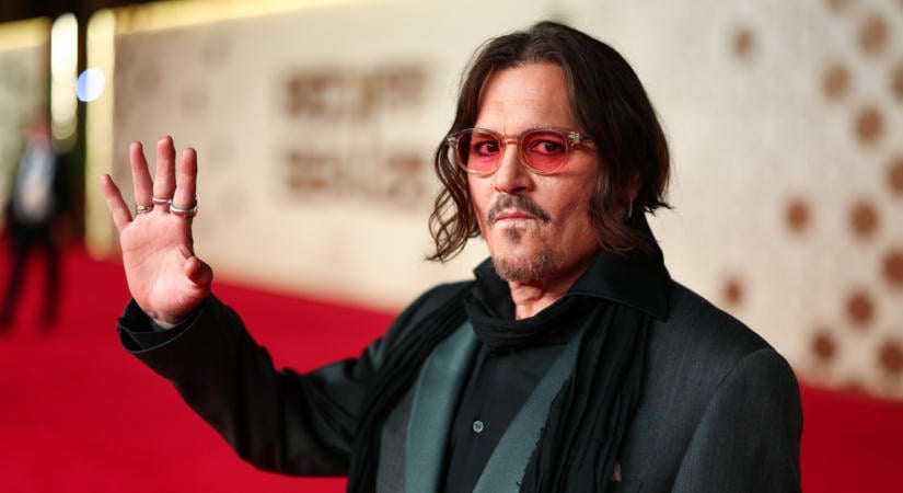 Megdöbbentő felvétel: Johnny Depp egyszer csak enni kezdte a növényfal dekorációt (videó)