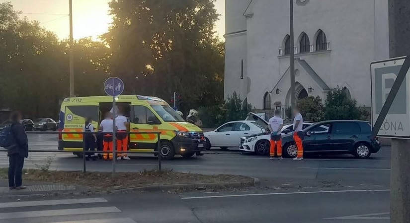 Három autó ütközött össze Debrecenben, ketten kórházba kerültek – fotókkal