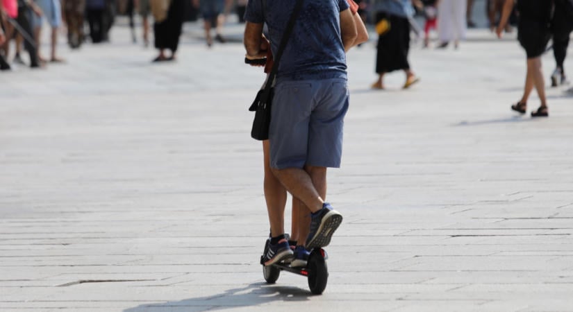 Őrült trükközésbe kezdett a rolleres a körúton