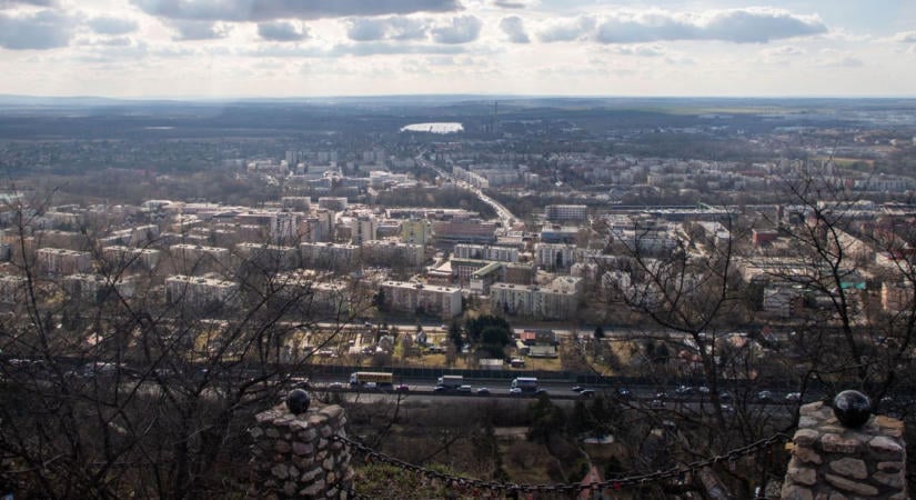 Itt a hangfelvétel: a 8. emeleten mentettek életet a tatabyai rendőrök