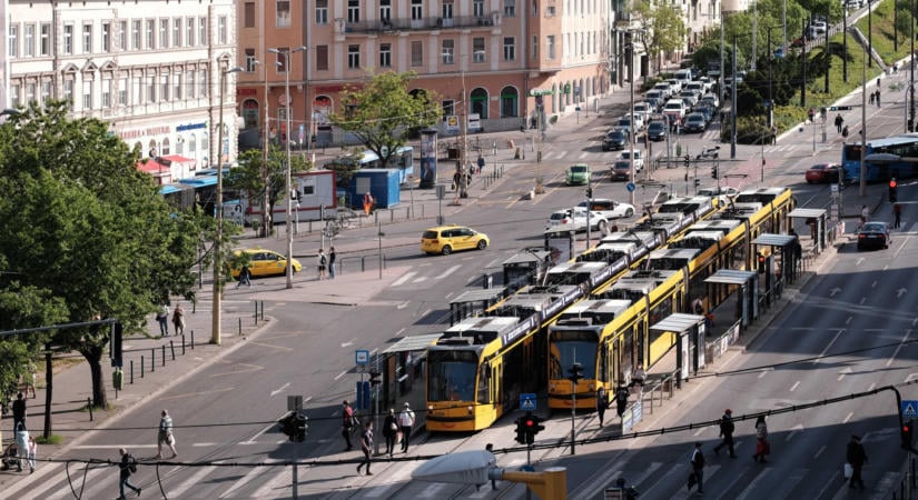 Súlyos baleset a Széna térnél, nem járnak Budán a 4-es és 6-os villamosok