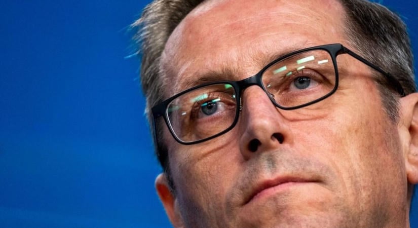 Megremegtek a kezek, nem merték erősen tartani a forintot: a szemek Friedrich Merzen és Varga Mihályon