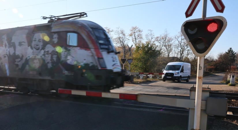 Vonat elé hajtott a tilos jelzés ellenére egy figyelmetlen sofőr Gyöngyösnél – videó
