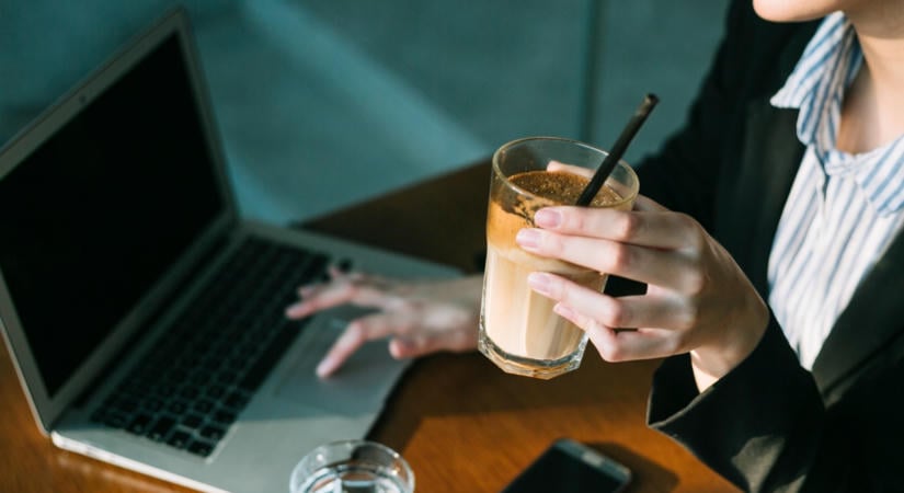 Jegeskávé az állásinterjún: generációs vita vagy új munkahelyi norma?