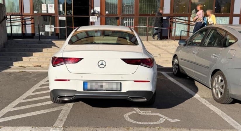 Hét éve lejárt rokkantkártyával parkolt az autós, most véget ért a trükközés