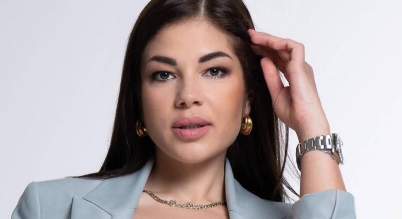 Gáspár Evelin ezzel a jóképű, szőke férfival ölelkezik Mallorcán: Máté arcát is megmutatta