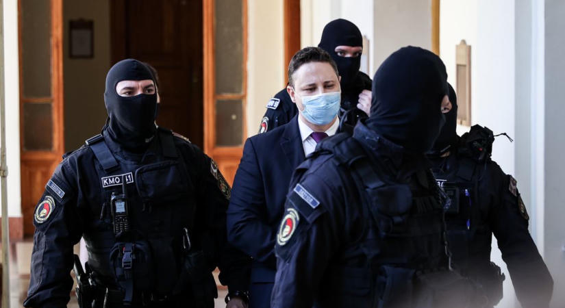 Hiába a vádak és a felfüggesztés: továbbra is ömlik a pénz Schadl Györgyékhez
