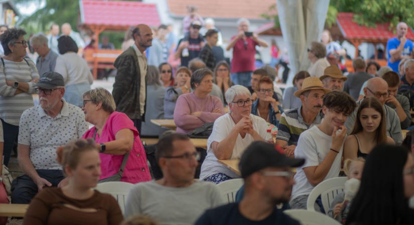 Különleges falusi születésnap – Tortával köszöntötték a község kerek évfordulósait