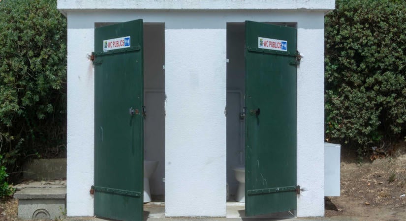 Újabb kormánytámogatás az iskolák udvari WC-inek felszámolására