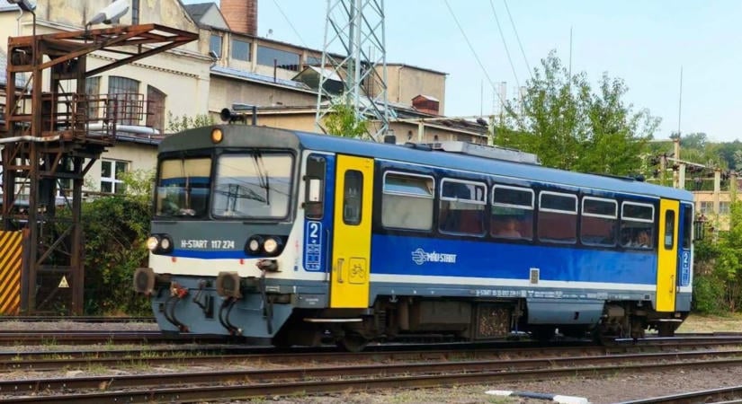 Kigyulladt egy mozdony a komlói vonalon, pótlóbuszok járnak