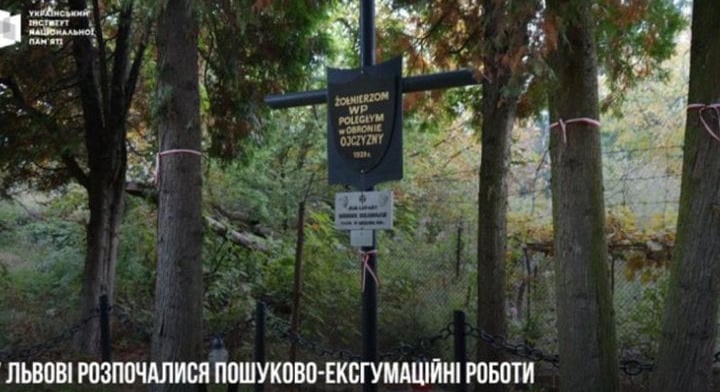 Exhumálják a második világháborúban elesett lengyel katonák földi maradványait Lembergben