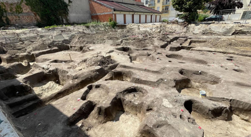 Olyan érmét találtak a földben, amilyen még egyetlen magyar ásatáson sem került elő  fotók