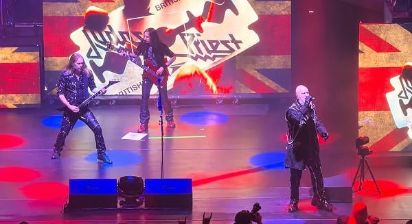 Ian Hill nélkül zárult a Judas Priest Európa-turnéja, a Uriah Heep basszusgitárosa ugrott be a helyére (videó)