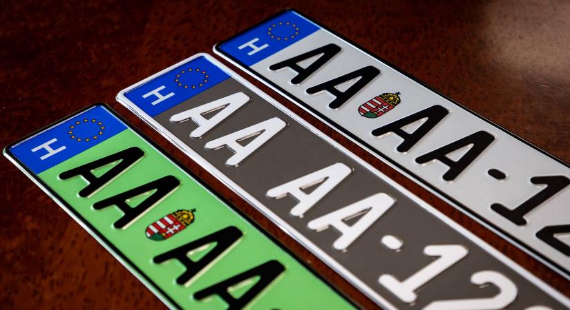 Nem lesz drágább az új rendszám, és segédmotorra továbbra sem kell