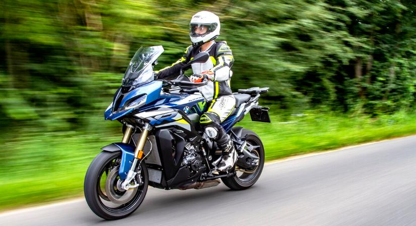 Erősen kezdett az XR és a GS - Nagyban nagyok