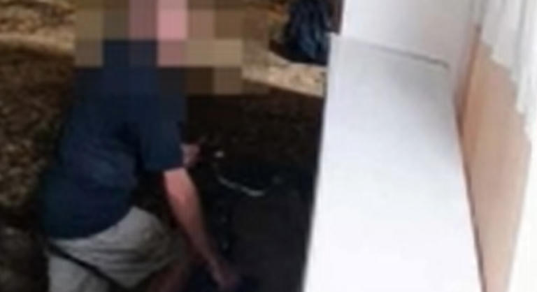 Biciklijére állva kukkol az ablakokon át egy férfi Nyíregyházán, videó is készült róla