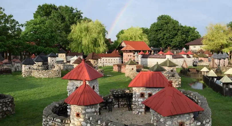 Őszi programokkal várja a családokat a dinnyési Várpark