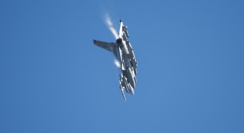 Egy F-16-os vadászgép lezuhant és lángba borult Michiganben