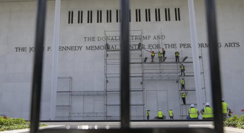 A Kennedy Központ megmentőjeként tünteti fel magát Trump, de érkezésével jelentősen csökkentek a bevételek