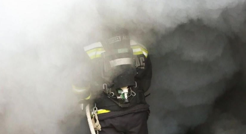 Teljes terjedelmében ég egy családi ház Bérbaltaváron, zalaegerszegi tűzoltók is oltják a lángokat