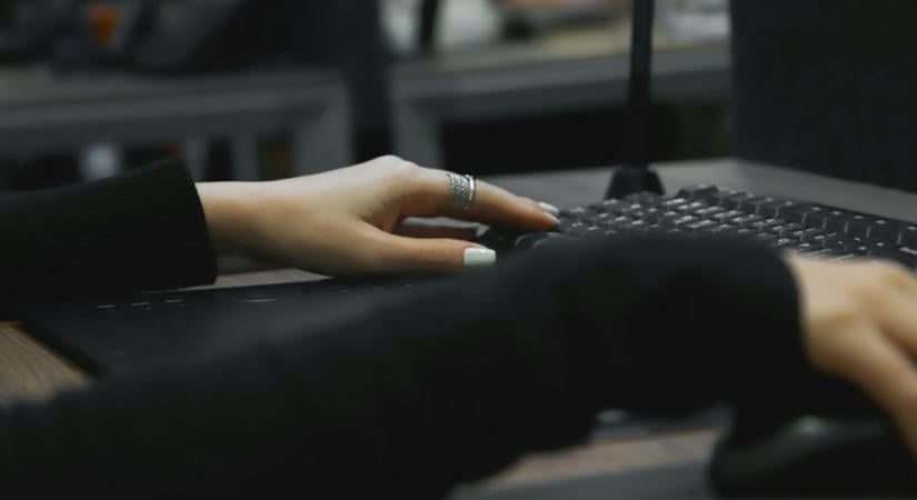 Hamis szerzőkkel terjesztett 100 álvéleményt az Iránból irányított hálózat