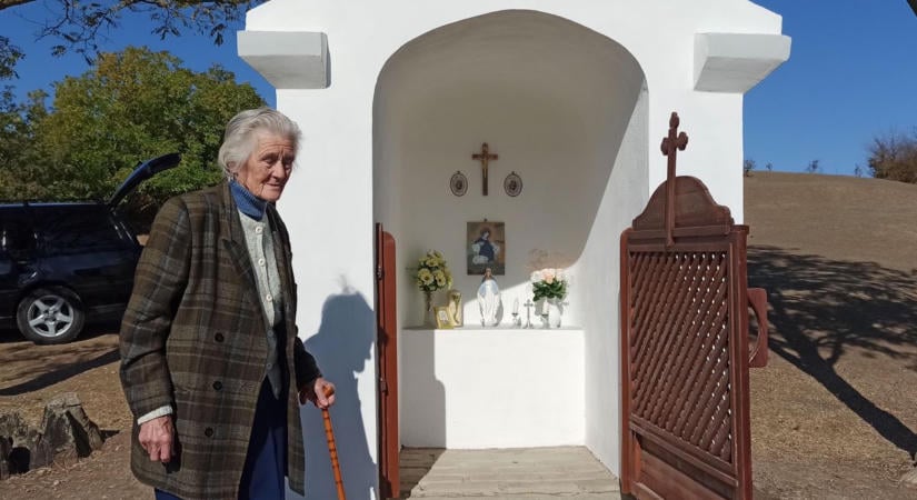 Lányai segítségével mentette meg a százéves kápolnát
