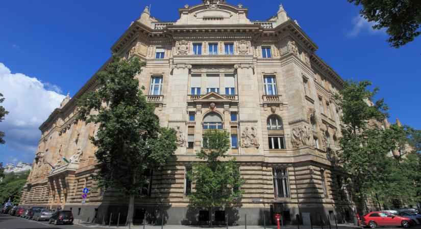 Év végéig maradhat a kétszámjegyű infláció Magyarországon: megjött az MNB előrejelzése
