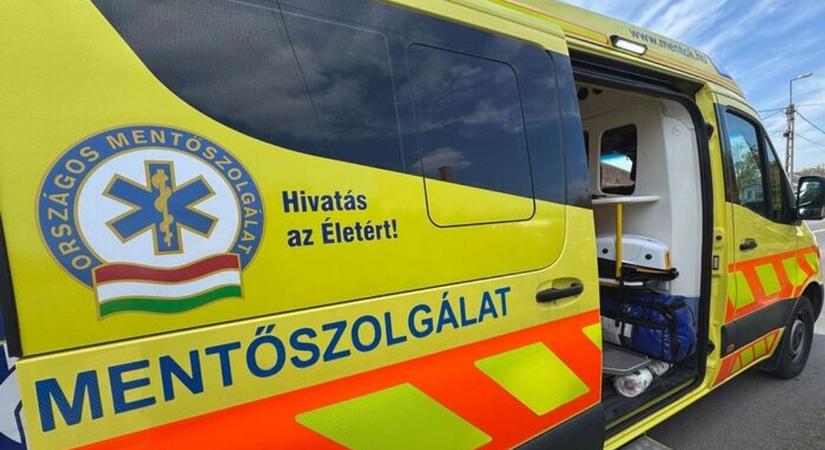 Kerítésnek csapódott egy autó Sátoraljaújhelyen, mentők, tűzoltók a helyszínen