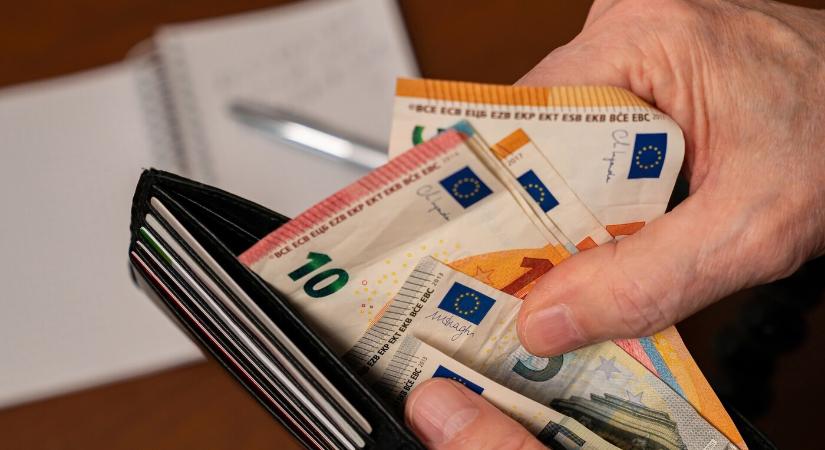 Májusra éves szinten mindegyik ágazatban emelkedett az átlagbér