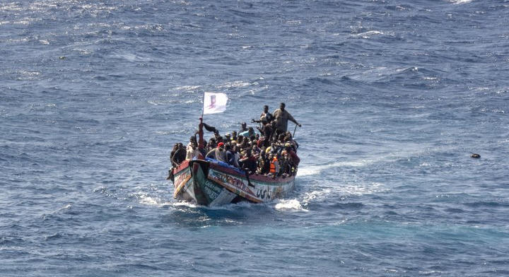 Több mint negyven migránst mentettek ki, miután felborult egy hajó a Kanári-szigetek közelében