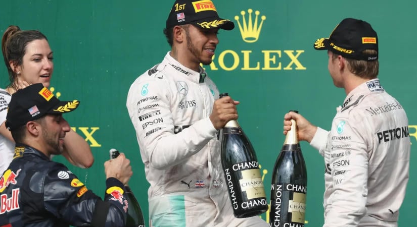 Schumacher módszerét másolva szívatta csapattársát Hamilton