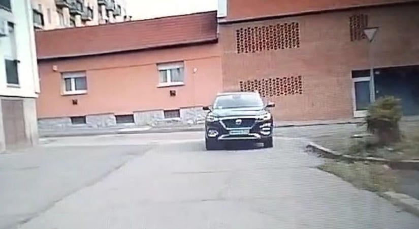 Ki, ha én nem? Őrület, mit engedett meg magának egy autós Pécsen (VIDEÓ)